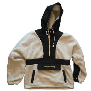 New Era Woman’s large hooded sweater
